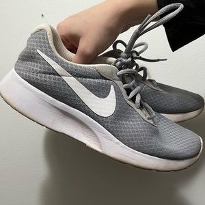 GUC Nike Women’s Tanjun Sneakers, Gray and White size 9